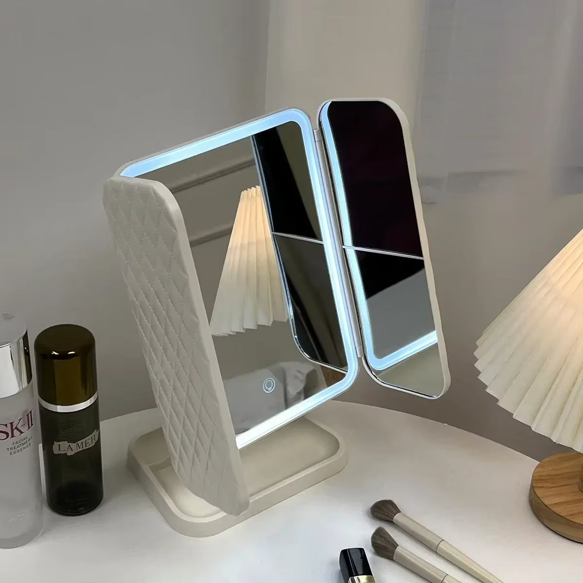 Espejo de maquillaje triple con luces LED, espejo de tocador para dormitorio, iluminación de belleza, luz de relleno con espejo de maquillaje complementario inteligente Tri